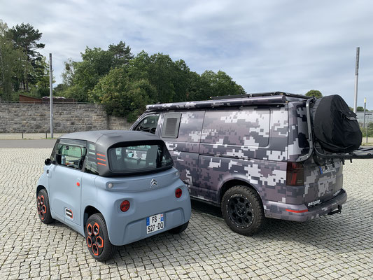 Glaublaues Elektromobil Citroen Ami, neben VW T6.1 Spacecamper vor dem Olympiastadion Berlin