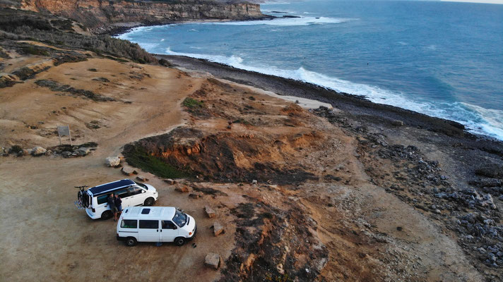 Weißer T5 California neben Surfervan an der Algarve
