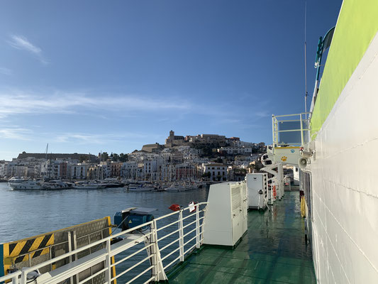 Vue depuis le ferry dans le port d'Ibiza en direction de la vieille ville
