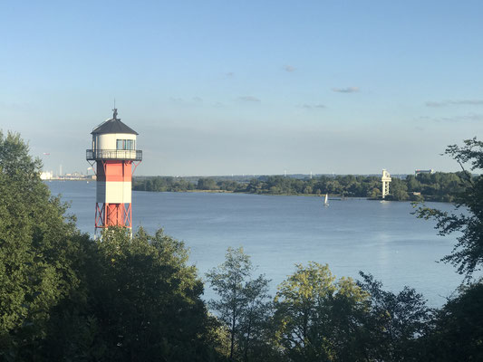 Blick auf Leuchtturm an der Elbe