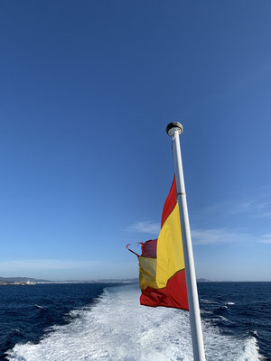 Drapeau sur un ferry entre Ibiza et Formentera
