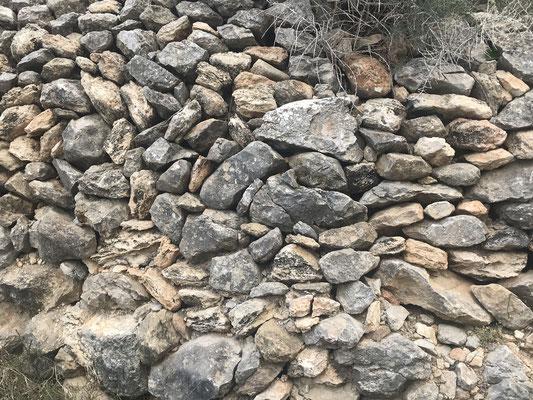 Natural stone wall