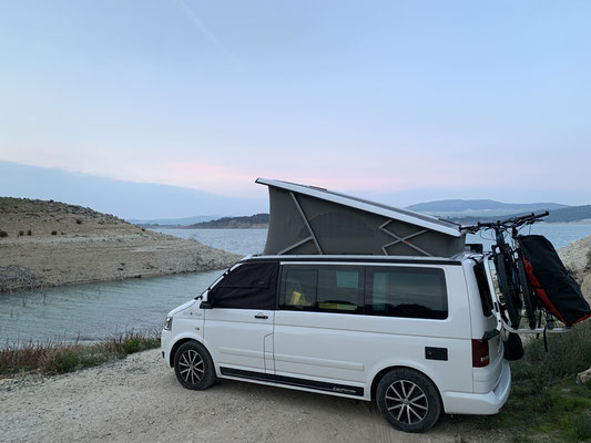 Camper Cleanup Campaign - Bulli VW devant un lac propre