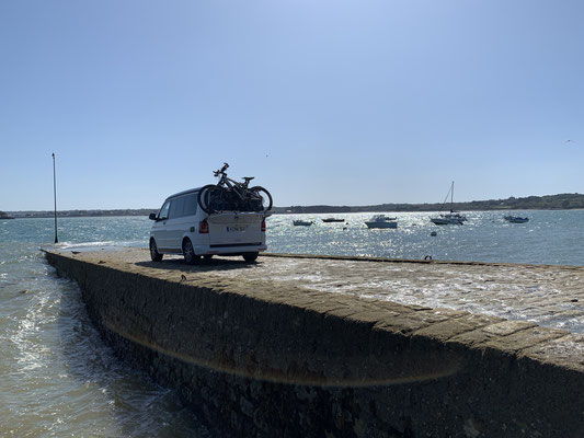 Vue arrière d'un T5 California blanc sur un ponton en Bretagne