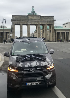 VW T6.1 - Spacecamper - planBwagenin vor dem Brandenburger Tor - Berlin