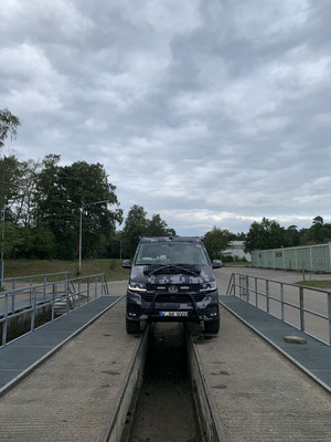 Camouflage VW T6.1 in het bos van Fursten