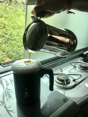 Kaffeepause, Latte im Campingbus