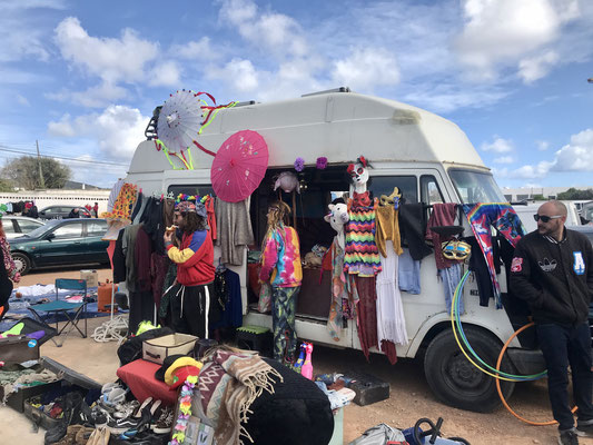 Hippie jurken op de vlooienmarkt in San Jordi, Ibiza