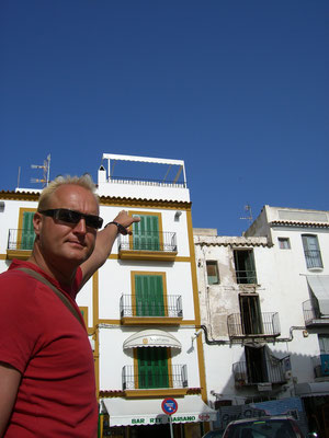 Marc auf Ibiza, ca. 2006, zeigt auf die Dachterasse, von der man einen super Blick auf die Altstadt hat. 