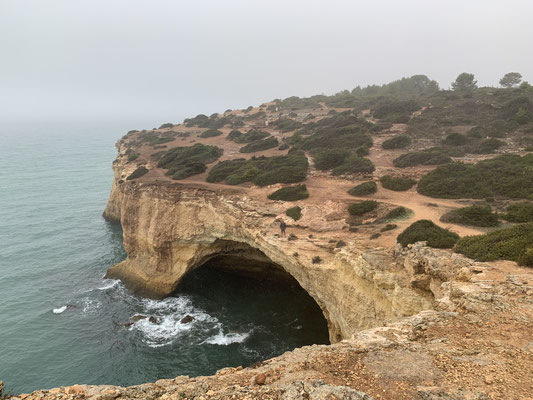 Blick in die Höhle von Benagil an der Algarve,  oberhalb des  gleichnamigen Sandstrand Praia de Benagil.