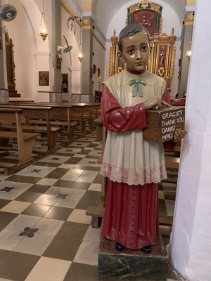 Spendenfigur eines jungen Mönches in der Esglesia de Sant Carles de Peralta