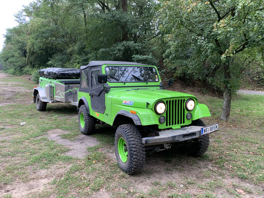 planBwagen trifft neongrünen Jeep - xant Expedition in Fursten Forest