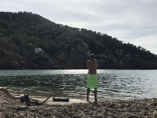 Marc contempla la bahía y el mar