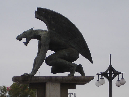 Figura di un drago.persone sul Pont del Regne