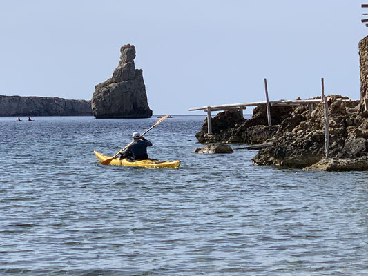 Kanute in der Bucht Benirrás, Ibiza