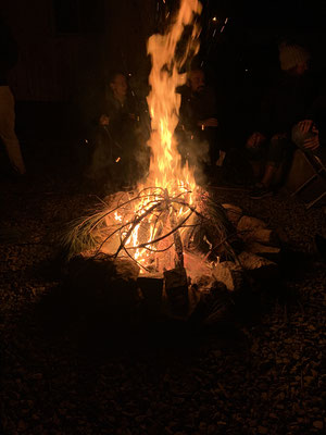 Campfeuer auf Stellplatz Skys Pension Nähe Almancil