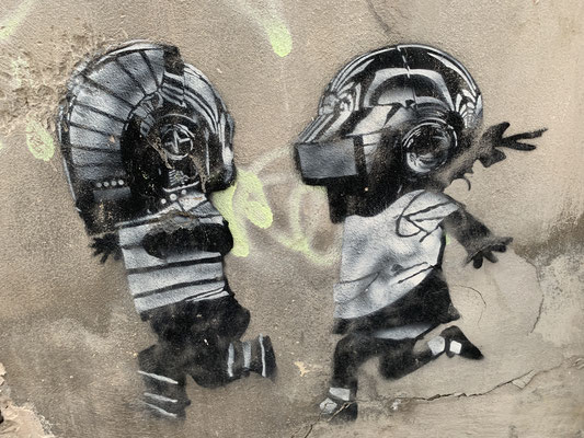 Ibiza Street Art - Enfants avec casque de robot