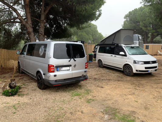 VW T6 NordVan accanto al VW T5 California nel parcheggio della Skys Pension vicino ad Almancil