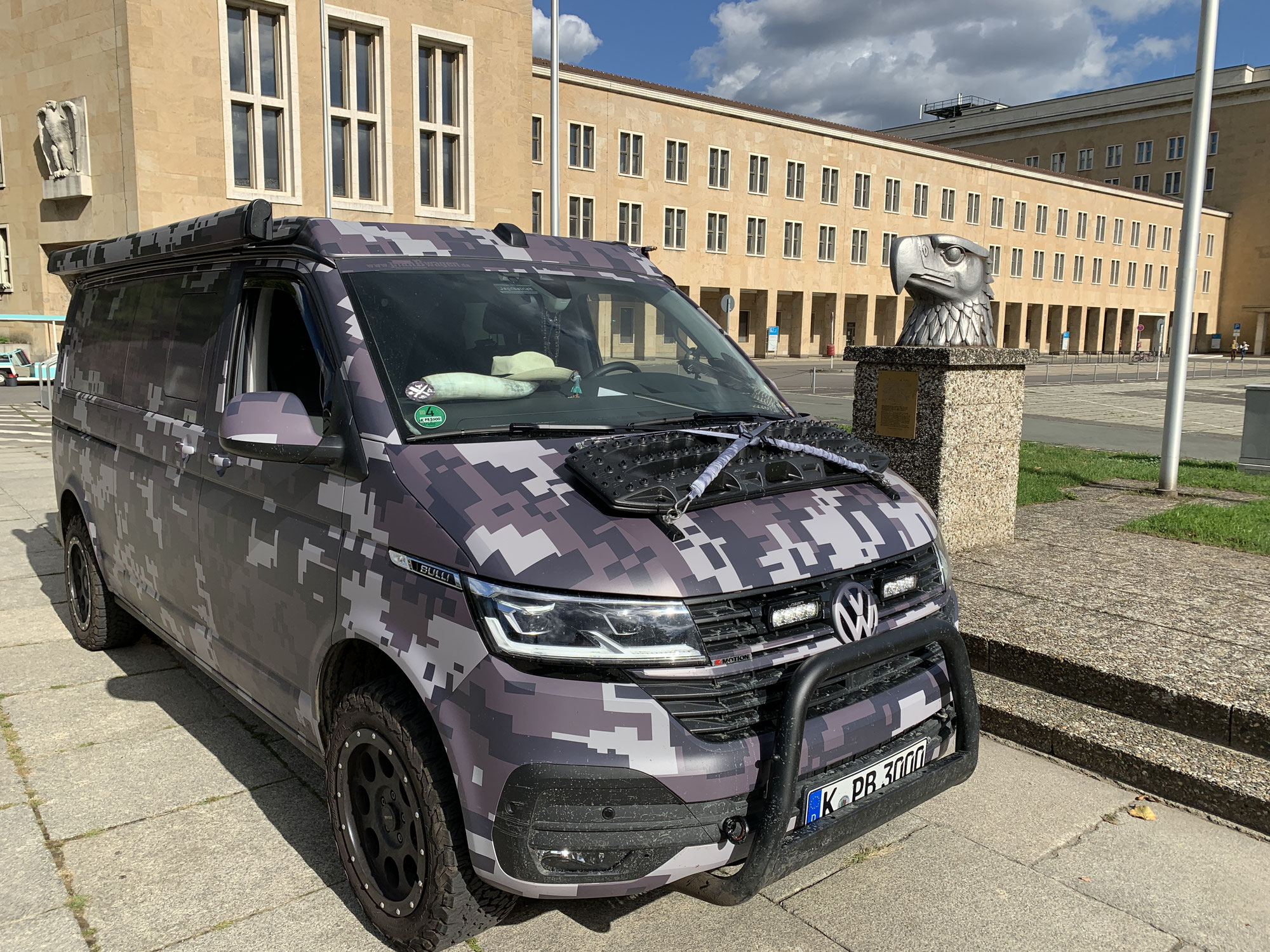 VW T6.1 - Spacecamper - BUTCH in Berlin vor dem Flughafen Tempelhof