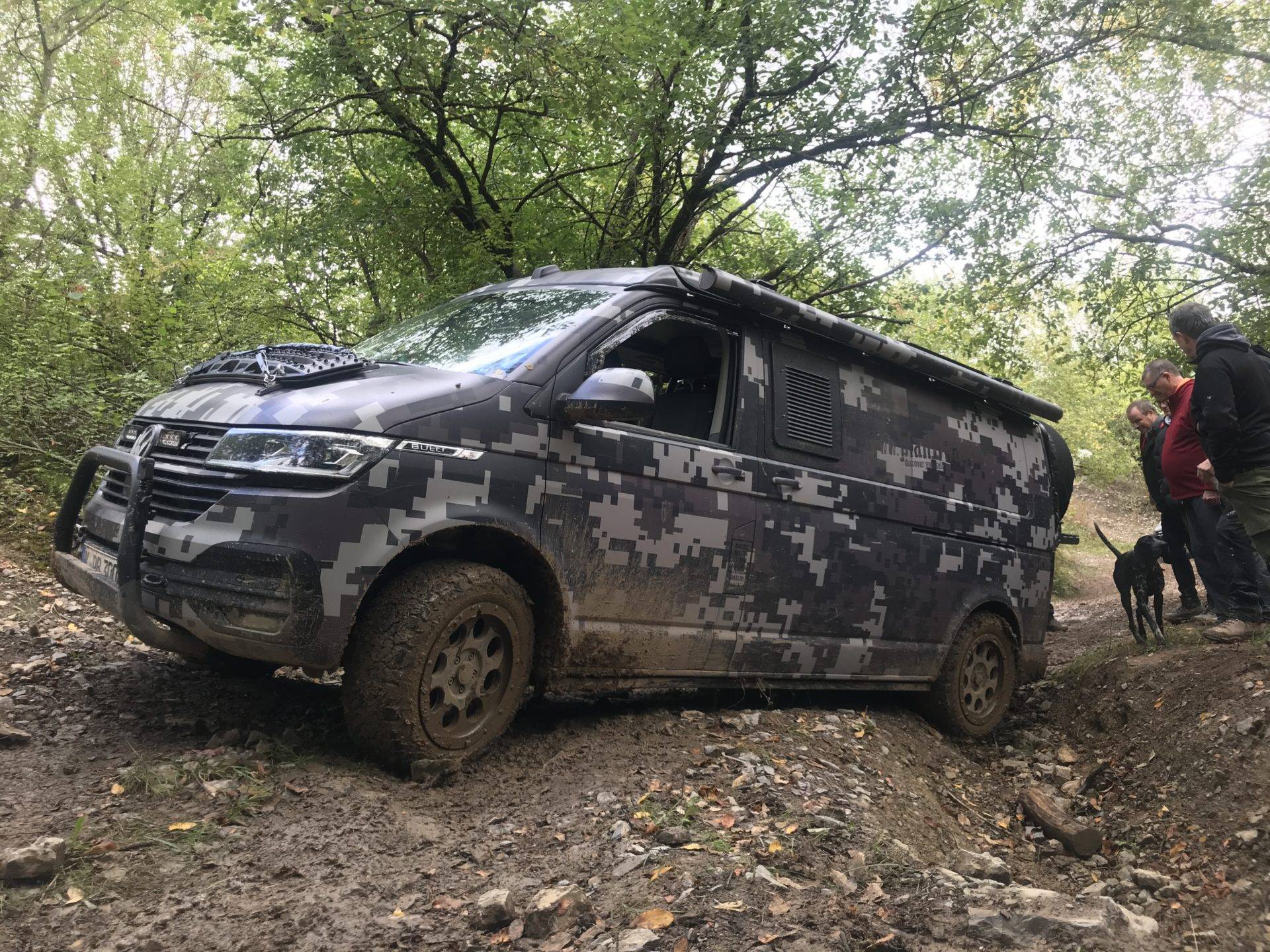 VW T6.1 in camuffamento, camuffamento a pixel in un terreno off-road difficile