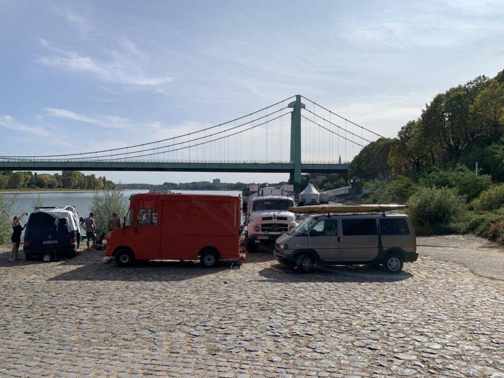 Wildcamper am Rhein, nähe Köln. darunter ein Mercedes Kurzhauber, VW T5
