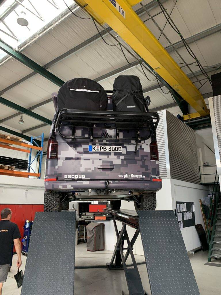 planBwagen, VW T6.1 en la plataforma elevadora, en Terranger para comprobar la protección de los bajos