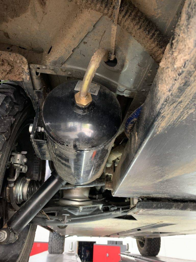 Depósito de aire del sistema de suspensión neumática VB Airsuspension tras su uso todoterreno