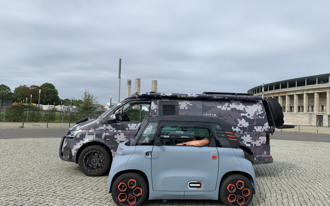 Marc, a bordo della nuova e fidata auto elettrica Citroen Ami, davanti allo Stadio Olimpico di Berlino