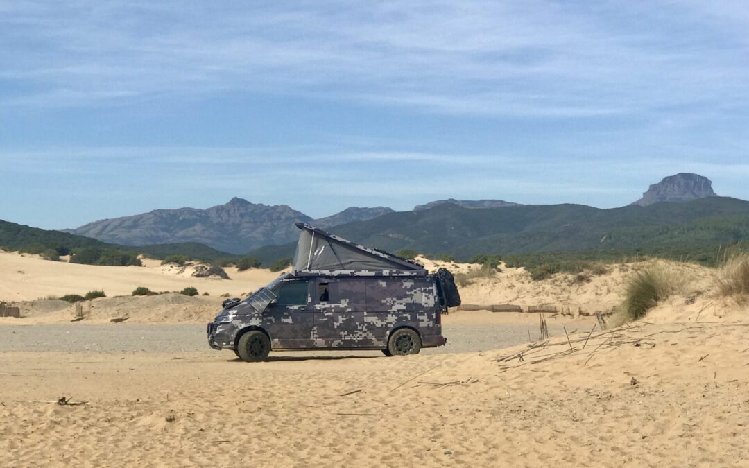 planBwagen am Strand von Piscinas, Sardinien, ein, VW T6.1 SpaceCamper, mit Terranger Umbau und delta 4x4 Felgen