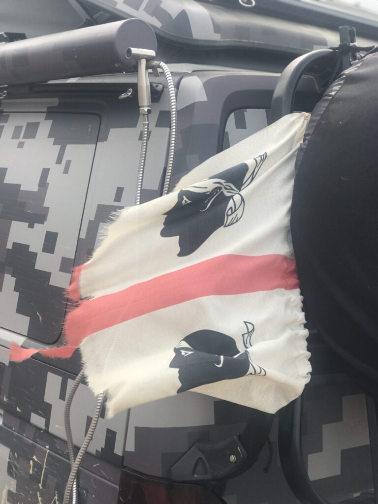 Flagge, Wimpel Sardiniens am Heck des planBwagen, VW T6.1 SpaceCamper