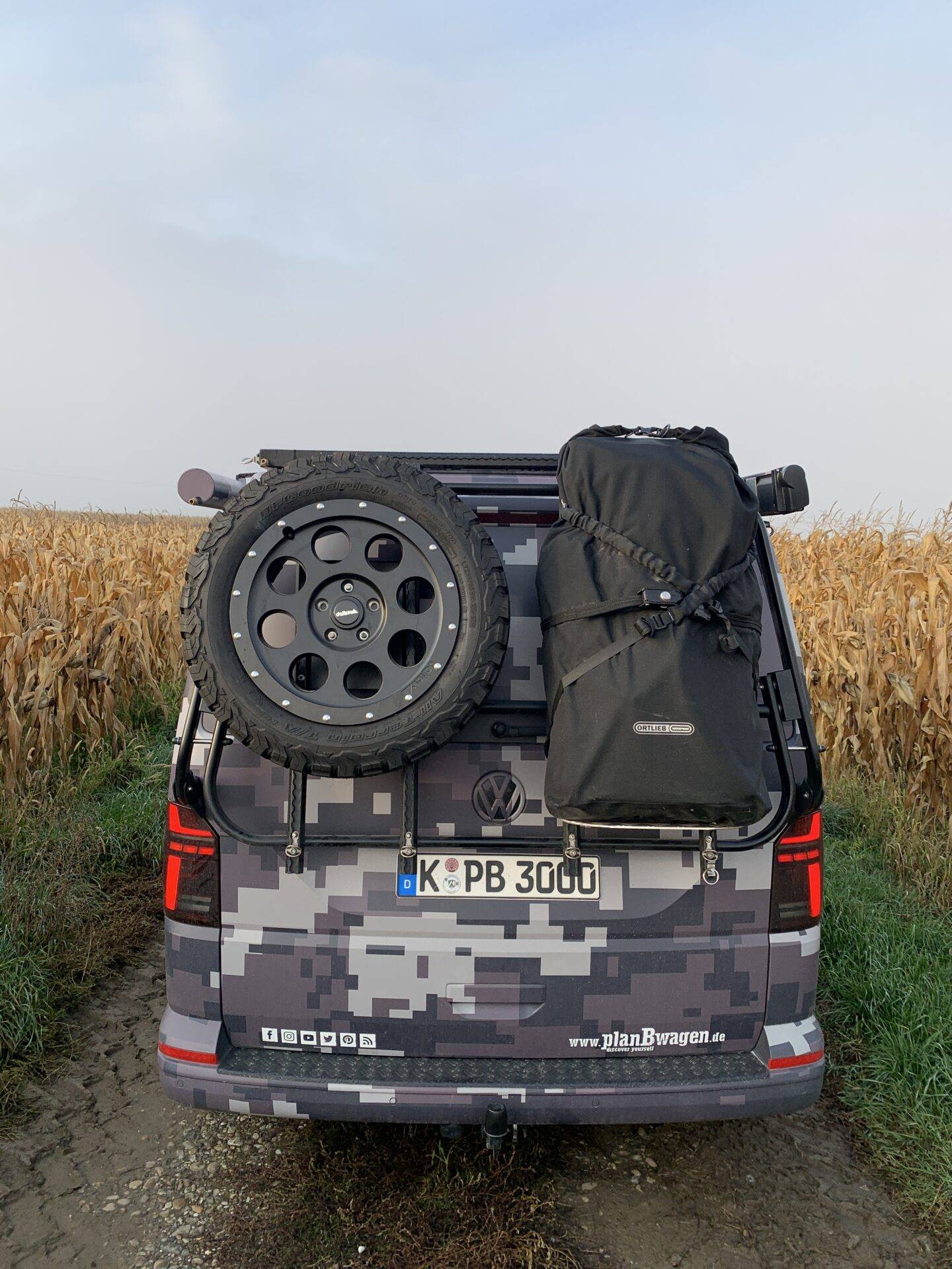 Heck mit delta4x4 Klassik B + Ortliebtasche des planBwagen, VW T6.1 SpaceCamper in camouflage