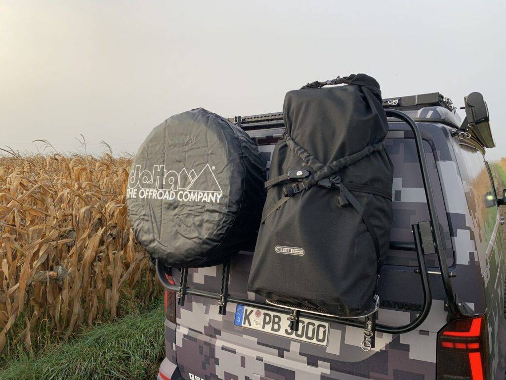 Rear with delta 4x4 + Ortliebtasche of the planBwagen, VW T6.1 SpaceCamper in camouflage