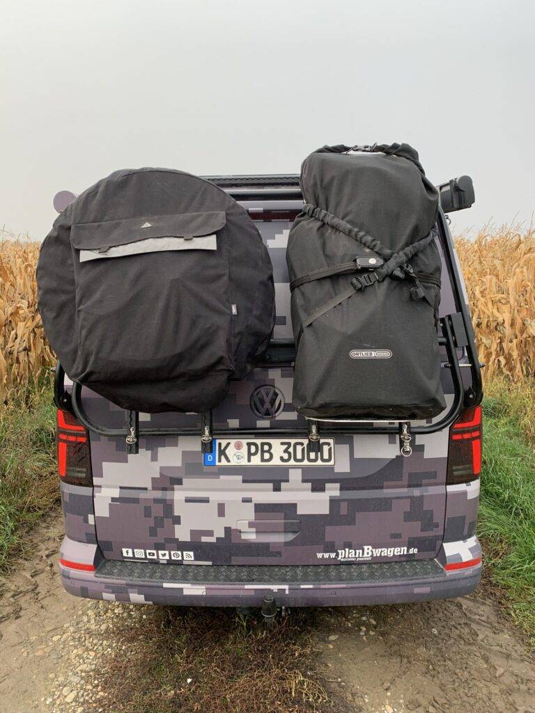Heck mit delta Bags + Ortliebtasche des planBwagen, VW T6.1 SpaceCamper in camouflage