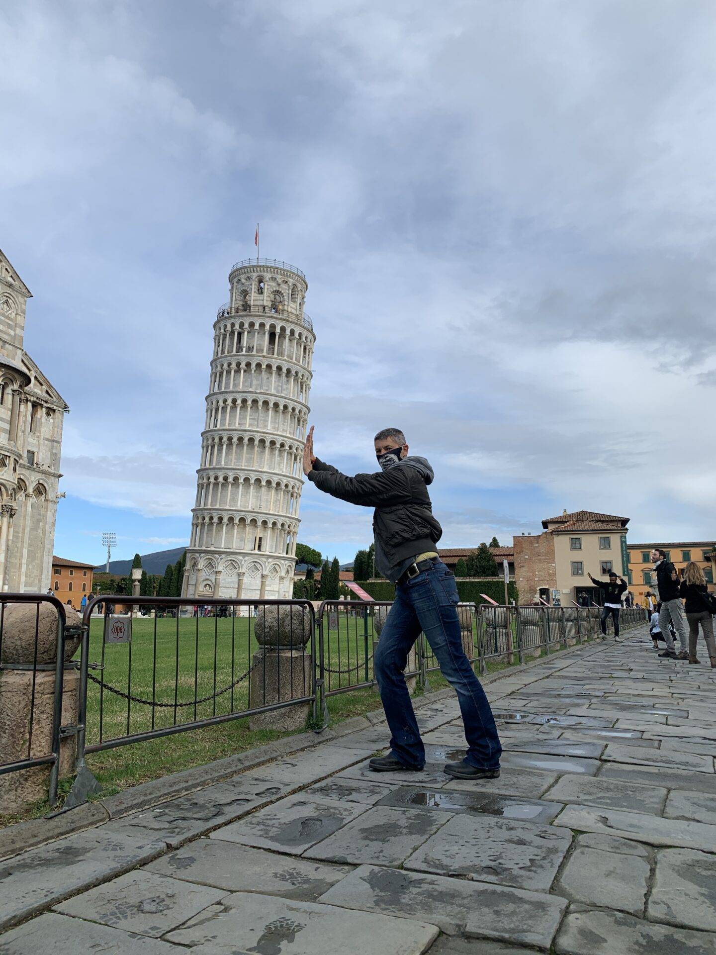 Torgit stützt den schiefen Turm von Pisa