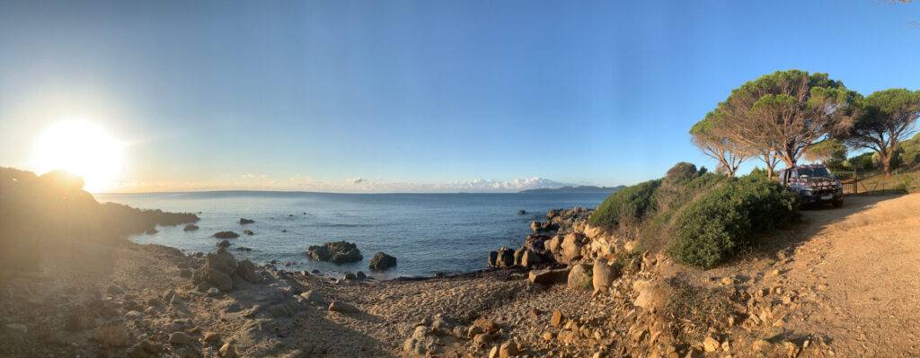 planBwagen: Blick auf Bucht und Meer bei Sonnenaufgang am Capo Ferrato, Costa Rei, Sardinien