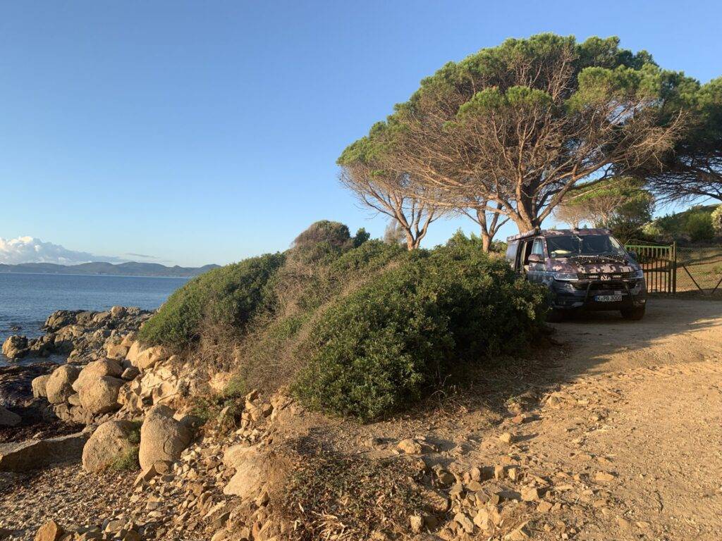 planBwagen: Blick auf Bucht und Meer bei Sonnenaufgang am Capo Ferrato, Costa Rei, Sardinie