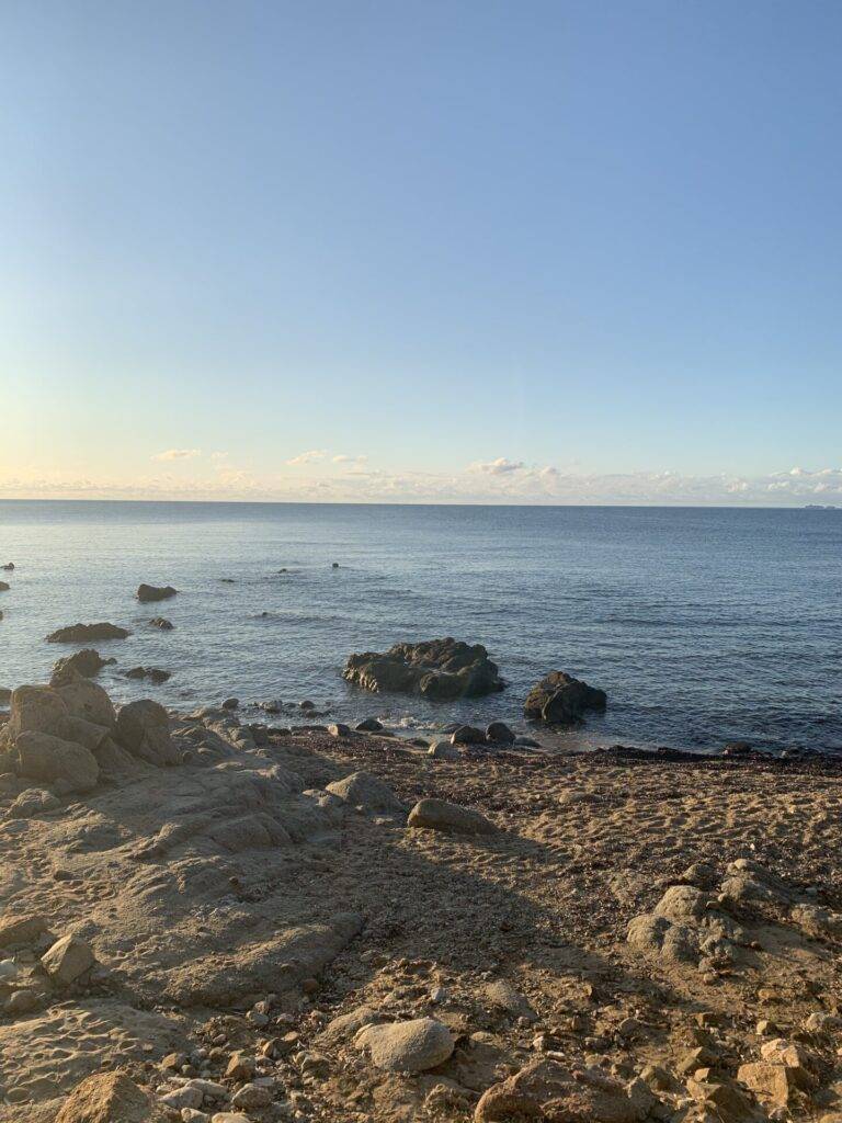 planBwagen: Blick auf Bucht und Meer bei Sonnenaufgang am Capo Ferrato, Costa Rei, Sardinie