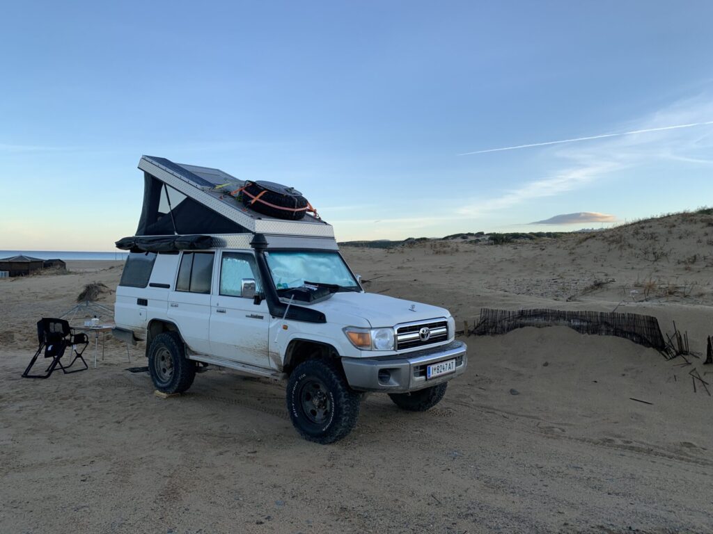 Toyota Land Cruiser en la playa