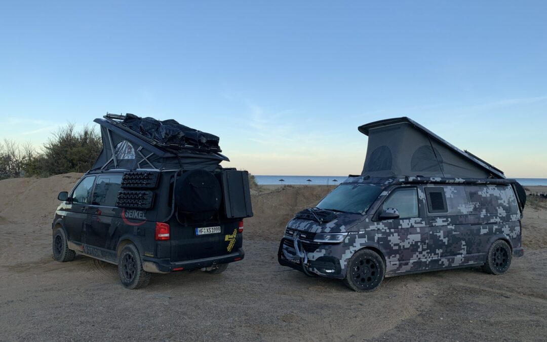 Seikel T5 California and T6.1 SpaceCamper on the beach of Piscinas