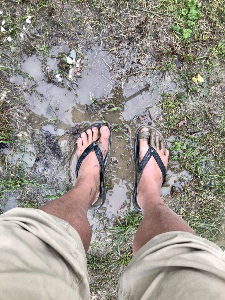 Marc se moja los pies. El camping de Pisa se inunda. 