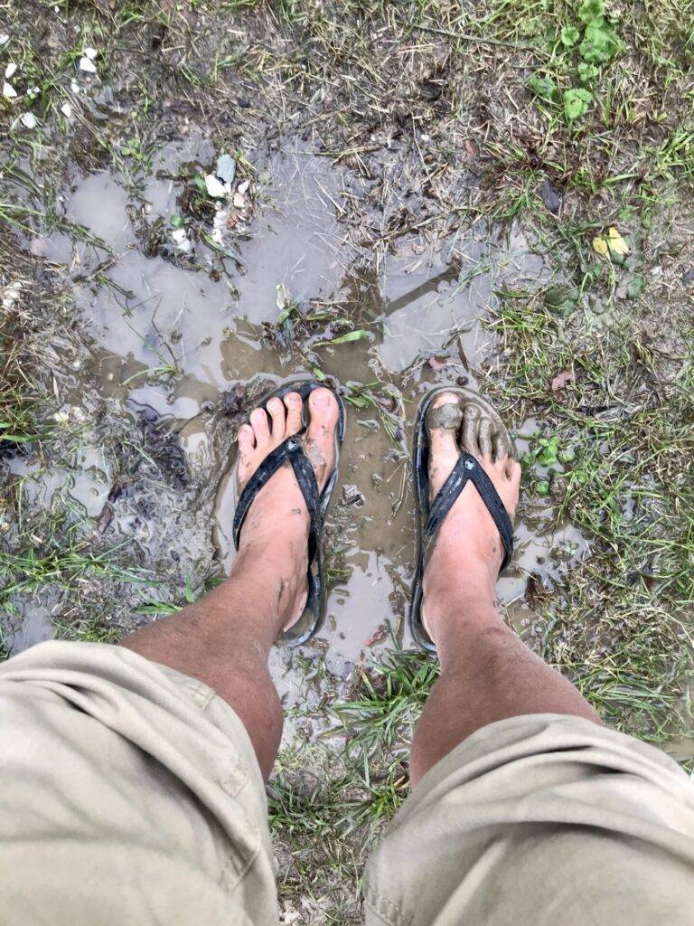 Marc se mouille les pieds. Le camping de Pise se noie. 