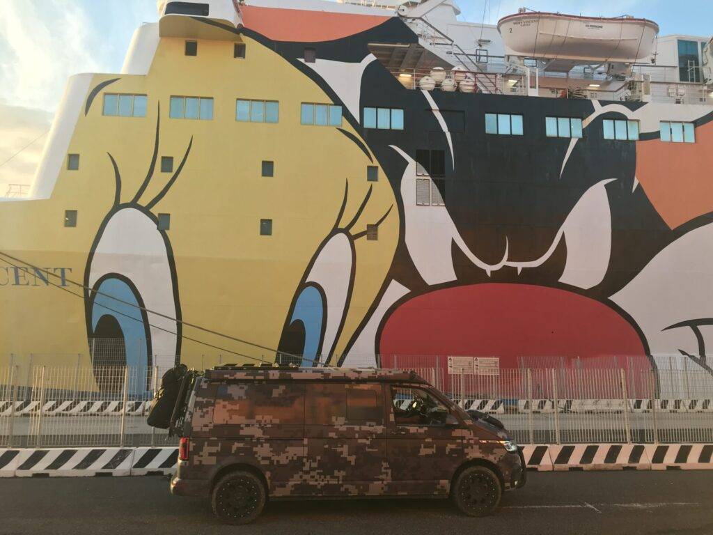 planBwagen an der Moby Fähre in Livorno, Italien
