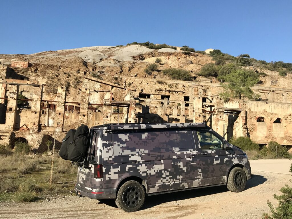 Carri coperti davanti a una miniera abbandonata alle Dune di Piscinas