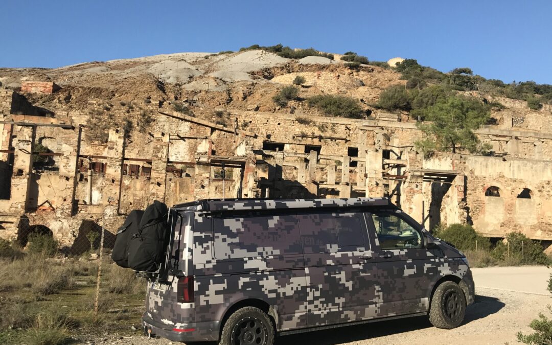 planBwagen, VW T6.1 SpaceCamper in front of Lost Place, at Rio Rosso di Piscinas