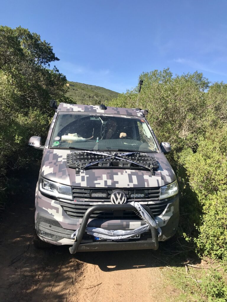 PlanBwagen kommt den Trail an der Dune di Piscinas herunter