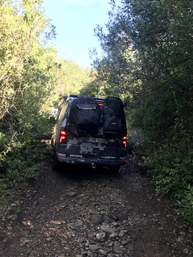 PlanBwagen sube por el estrecho sendero de la Duna di Piscina