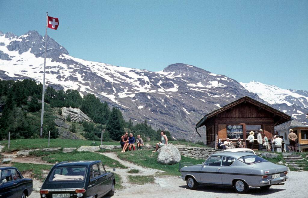 Traversée des Alpes pour des vacances en Italie avec une Opel Rallye Kadett B argentée