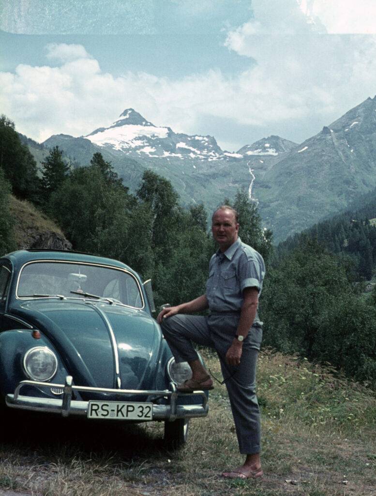 Italienurlaub: Friedrich Wilhelm Häusgen neben altem VW Käfer