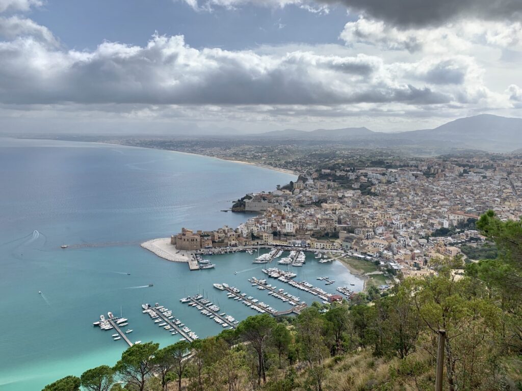 Vue d'un port depuis la montagne