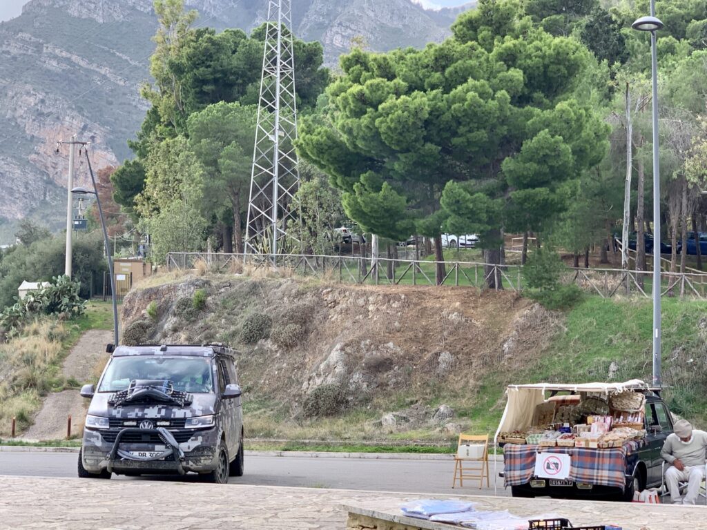 PlanBwagen à côté d'un stand de fruits volants